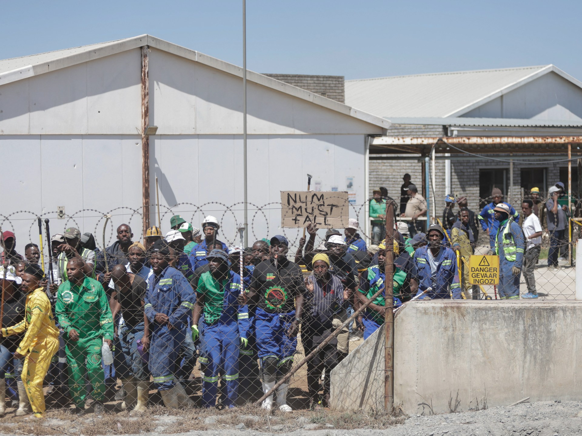 Penambang ‘sandera’ di Afrika Selatan muncul dari bawah tanah di tengah perselisihan serikat pekerja |  Berita hak-hak pekerja