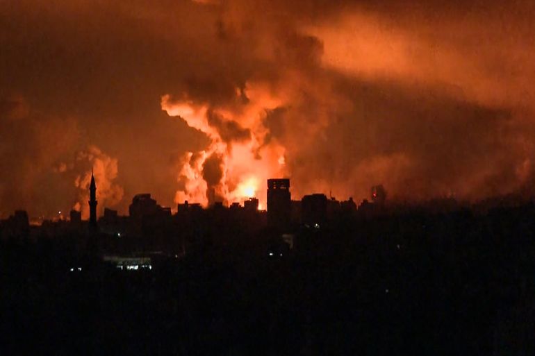 Bolas de fuego y humo se elevan sobre la ciudad de Gaza durante un ataque israelí.