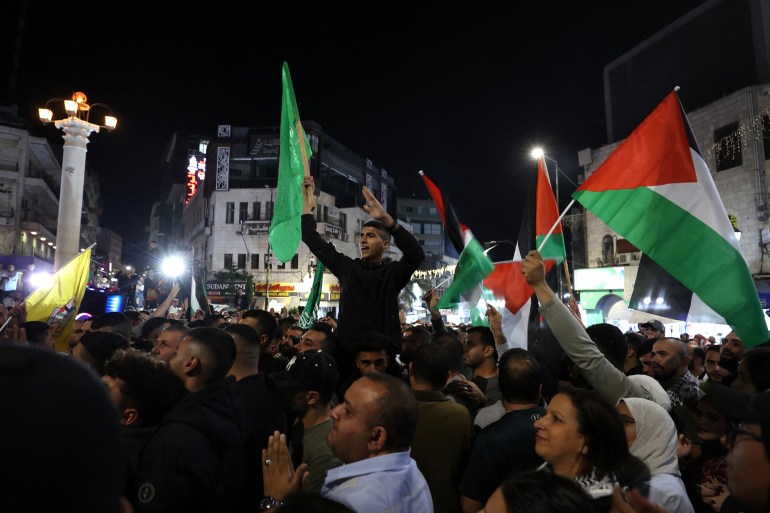 I palestinesi partecipano a un incontro di solidarietà con la Striscia di Gaza, nella città di Ramallah, in Cisgiordania