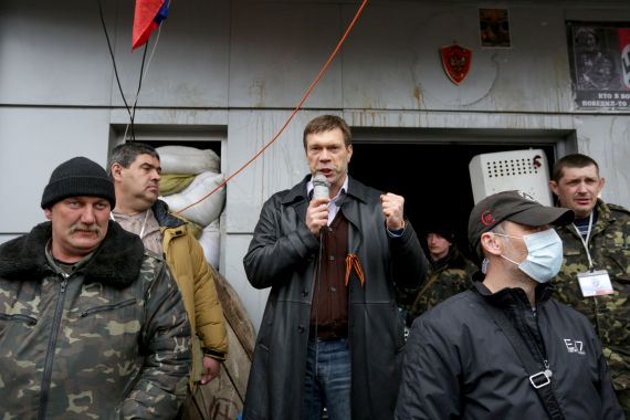 Pro-Russian presidential candidate on the presidential elections, Oleg Tsaryov (C) speaks to protesters during a rally
