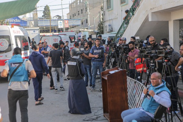 Град Газа – Журналистът на свободна практика Ракан Абделрахман работи