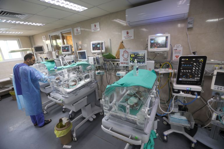 Il dottor Nasser Bulbul visita un bambino prematuro nell'unità neonatale dell'ospedale Shifa di Gaza City il 22 ottobre 2023