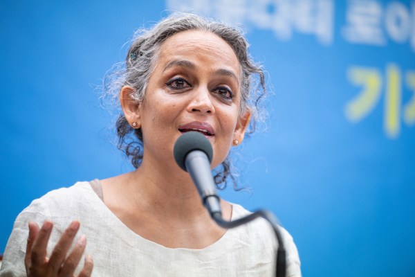 Индийската писателка носителка на наградата Букър Арундати Рой може да