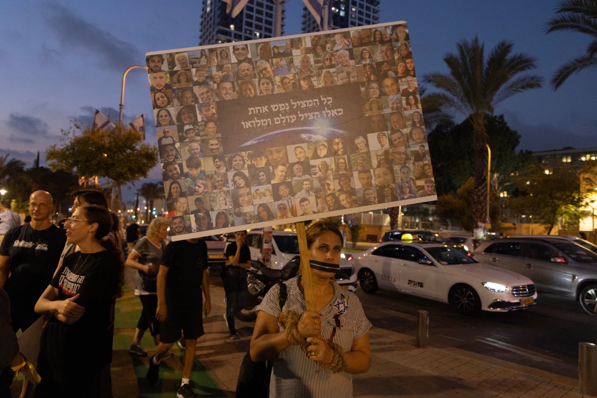Israelis protesting at the headquarters of the Israeli Defence Ministry in Tel Aviv