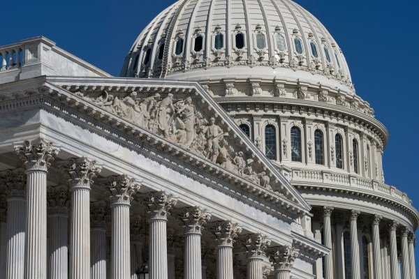 Американските законодатели приемат законопроект за разходите, за да предотвратят затварянето на правителството