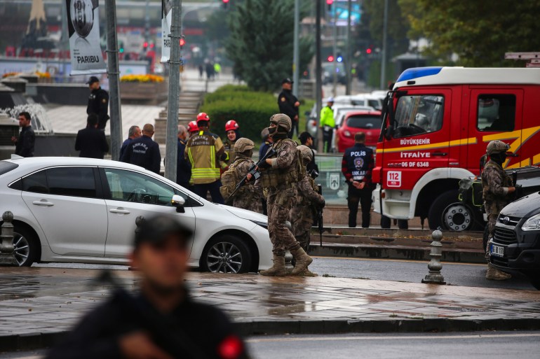 Турецкие силы безопасности оцепили район после взрыва в Анкаре, воскресенье