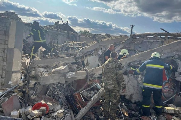 Украински официални лица казват че най малко 49 души са били