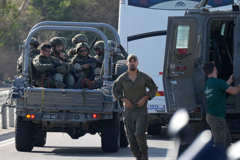 Soldados israelenses dirigem-se para o sul, perto de Ashkelon, Israel, Israel, no sábado, 7 de outubro de 2023. Militantes palestinos na Faixa de Gaza se infiltraram no sábado no sul de Israel e dispararam milhares de foguetes contra o país enquanto Israel começava a atacar alvos em Gaza em resposta.  (Foto AP/Ohad Zwigenberg)