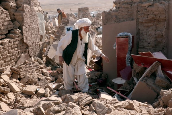 Доброволци и спасители в засегнатия от земетресението Афганистан казват че