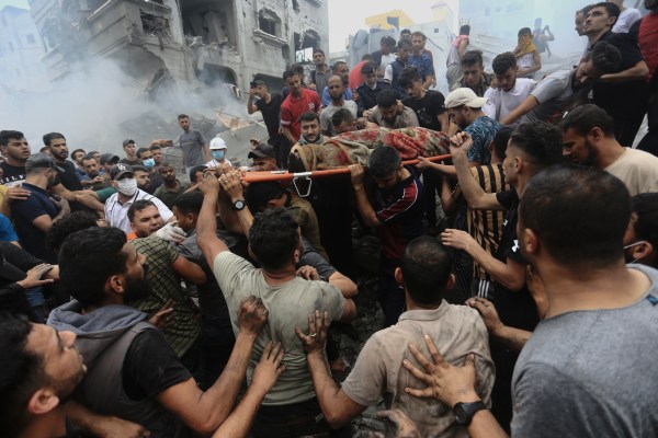 Десетки палестинци са убити и ранени при израелски въздушни нападения