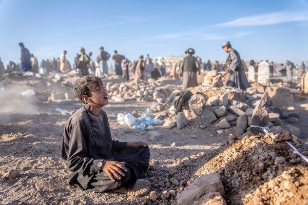 Хората копаеха из развалините на земетресението в Западен Афганистан за