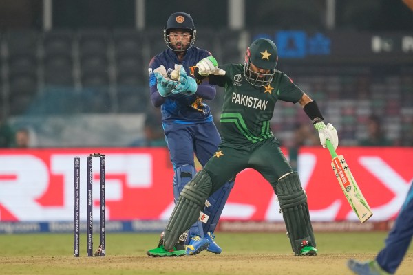 Мохамад Ризван и Абдула Шафик постигнаха сенчъри докато Пакистан победи