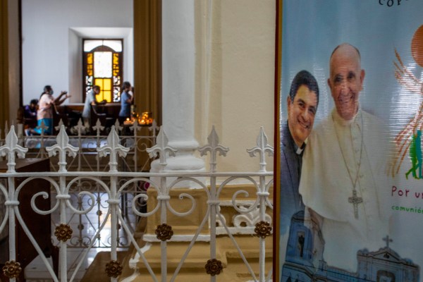 Правителството на Никарагуа освободи дузина католически свещеници задържани по различни