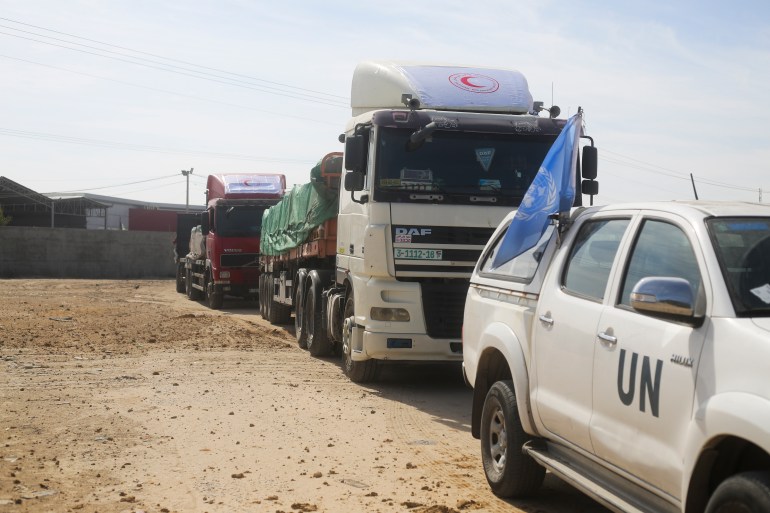 Camion con aiuti umanitari entrano nella Striscia di Gaza a Rafah sabato 21 ottobre 2023. (AP Photo/Hatem Ali)