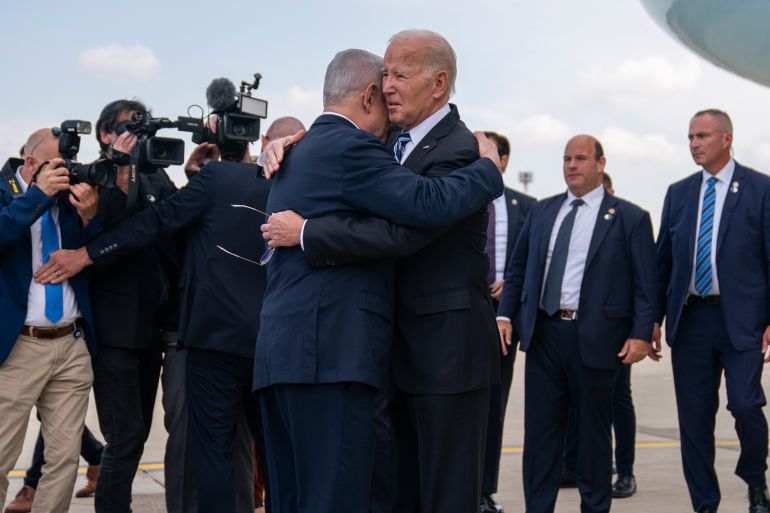 Il presidente degli Stati Uniti Joe Biden viene accolto dal primo ministro israeliano Benjamin Netanyahu all'arrivo all'aeroporto internazionale Ben Gurion, il 18 ottobre 2023, a Tel Aviv