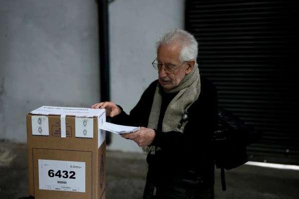 Аржентинците гласуват на президентски избори, които може да доведат до