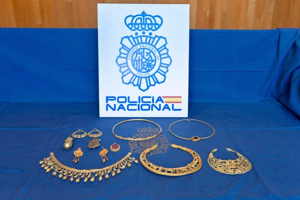 Испанската полиция съобщи, че е конфискувала златни бижута и други