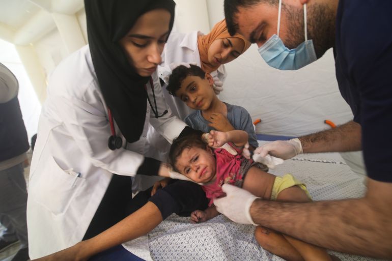 I bambini palestinesi feriti nel bombardamento israeliano della Striscia di Gaza vengono curati in un ospedale di Rafah lunedì 23 ottobre 2023. (AP Photo/Hatem Ali)