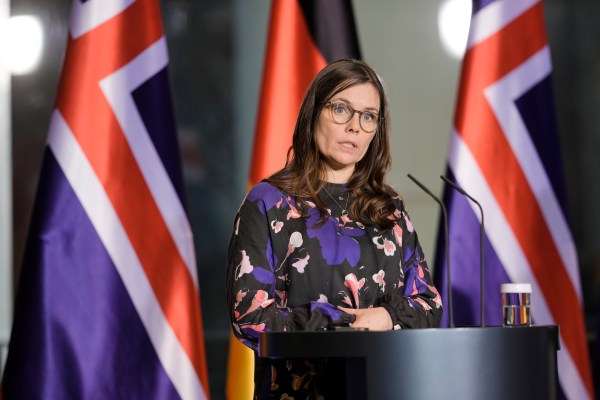 Десетки хиляди исландски жени, включително жената министър-председател на страната, излизат