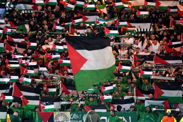 Селтик беше глобен за фенове, показващи палестинско знаме на фона на войната между Израел и Газа