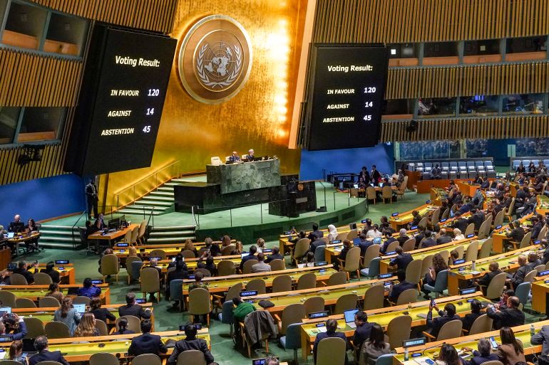 Os resultados da votação são exibidos enquanto a Assembleia Geral das Nações Unidas votava uma resolução não vinculativa que apelava a uma “trégua humanitária” em Gaza