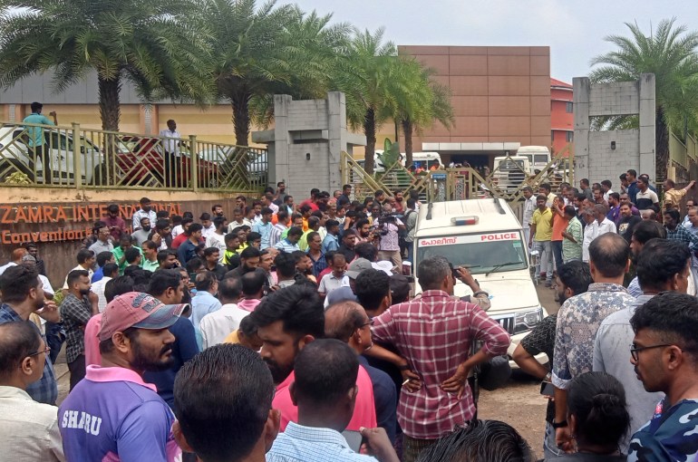 Pessoas se reúnem do lado de fora após uma explosão no centro de convenções Zamra em Kalamassery, uma cidade em Kochi, na Índia