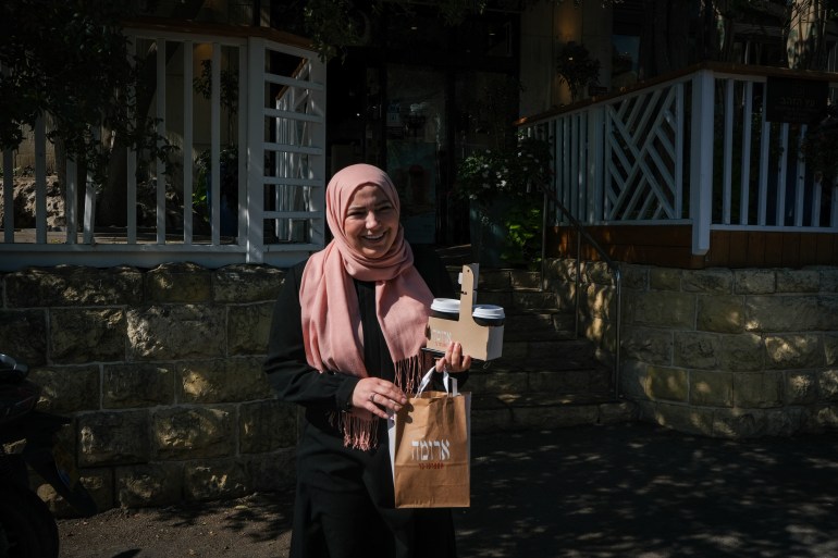 Rania Abu al-Hawa fuori dal Café Espresso [Al Jazeera]