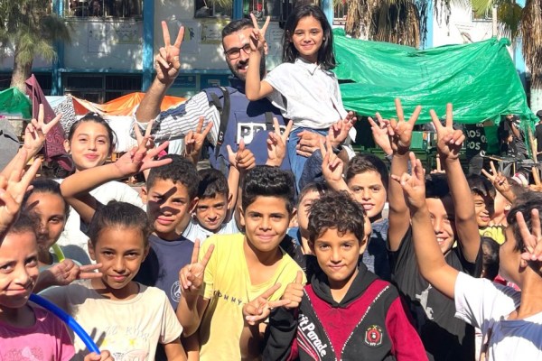 Фотожурналистът Мотаз Азайза се евакуира от Газа
