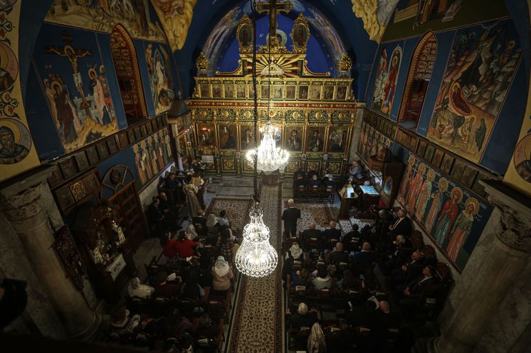 Umat ​​Kristen Ortodoks merayakan Natal di Gereja Saint Porphyrius di Kota Gaza, Gaza pada 6 Januari 2023 [Mustafa Hassona/Anadolu Agency via Getty Images]