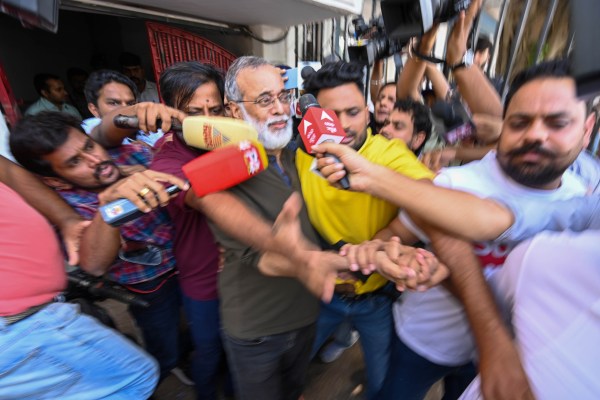 Полицията в Индия извърши акции срещу десетки репортери, предизвиквайки възмущението