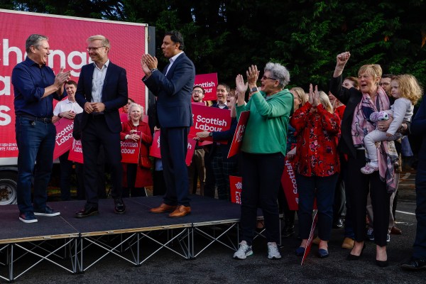 Основната опозиционна Лейбъристка партия на Обединеното кралство спечели категорична победа