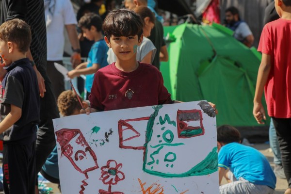 Град Газа – Десетки деца, събрани едно около друго, блъскайки