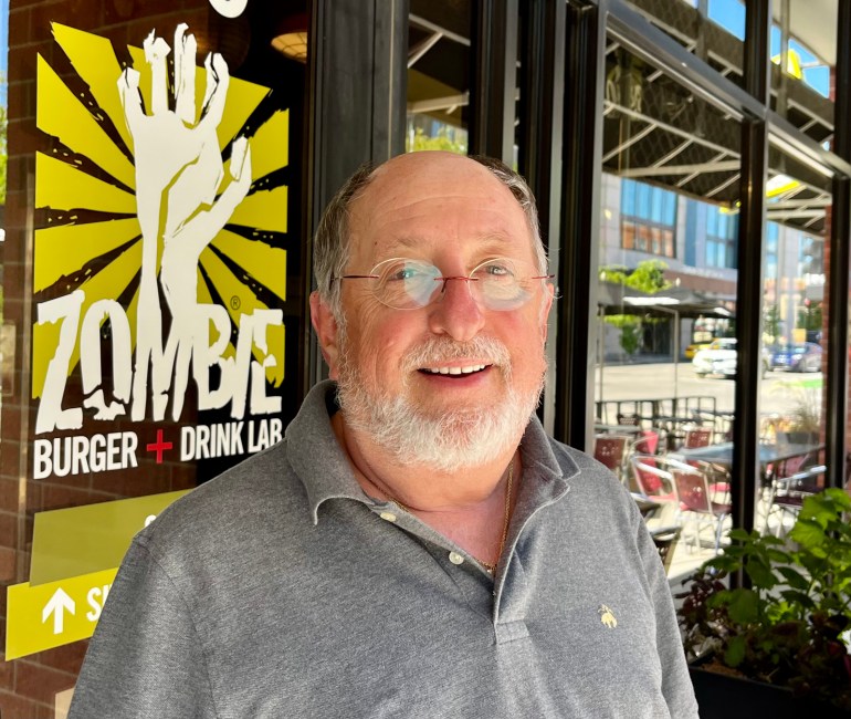 paul Rottenberg seorang pengusaha Des Moines yang minatnya meliputi restoran Zombie Burger