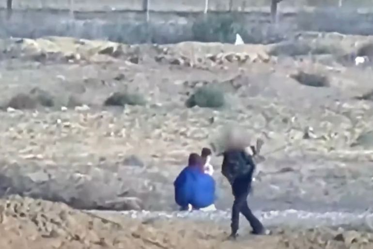 Il video di Hamas sembra mostrare il rilascio di una donna e di due bambini