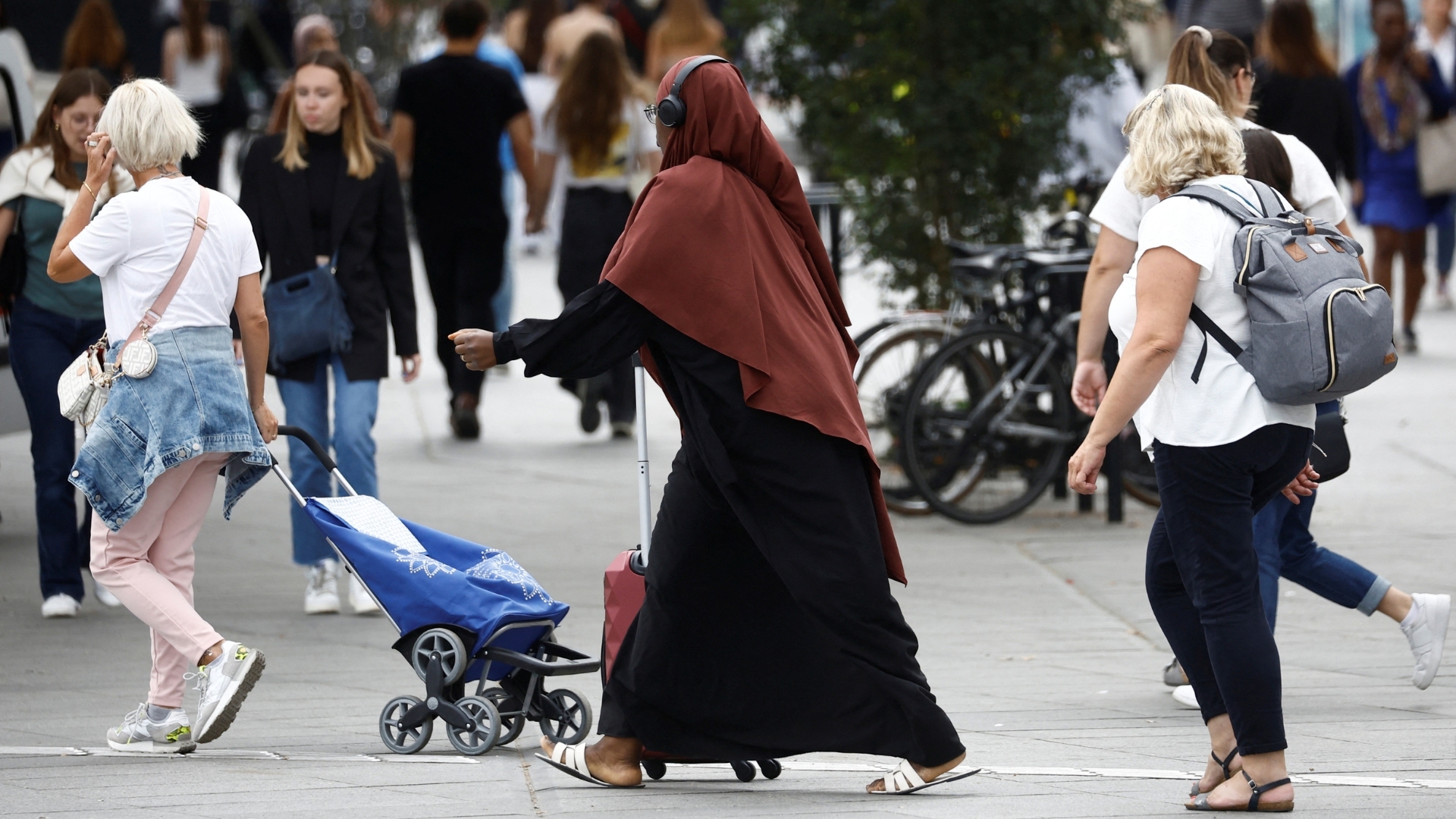 Abaya ban in French public faculties: secularism or discrimination?  |  Faith