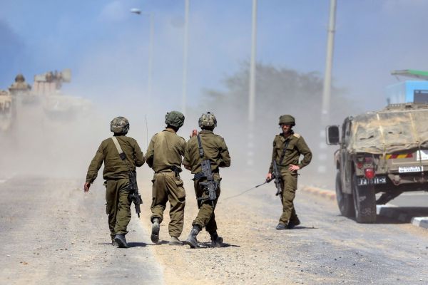 Израел е събрал стотици хиляди войници преди наземната си инвазия