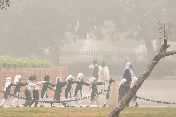 Властите в затъналата в смог столица на Индия удължиха спешното