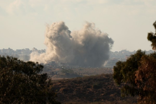 Западът дава на Израел оръжия, докато обсъжда доставката на помощ за Газа