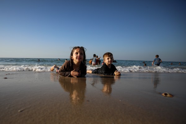 „Единственият ни изход“: Палестинците в Газа отиват на плаж по време на примирието