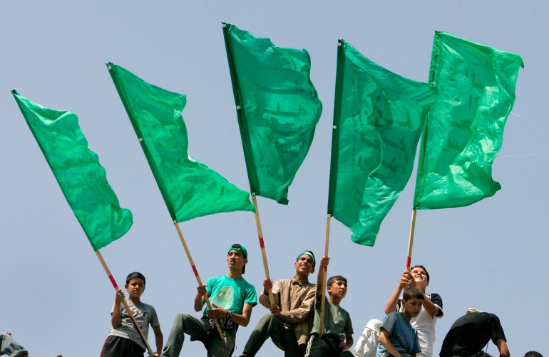 Palestinesi sventolano le bandiere di Hamas durante una manifestazione celebrativa a Gaza il 15 giugno 2007