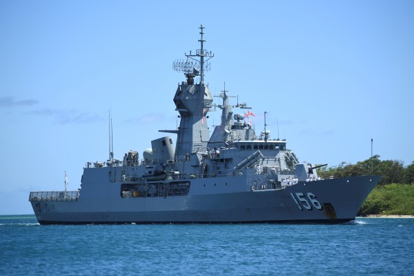 Китай предупреждава срещу „провокации“, докато австралийски военен кораб плава през Тайванския пролив