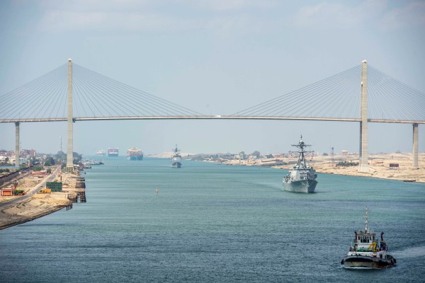 Американски военен кораб кръстосващ Червено море е свалил дронове изстреляни