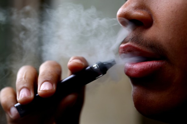 Австралия ще забрани вноса на електронни цигари за еднократна употреба