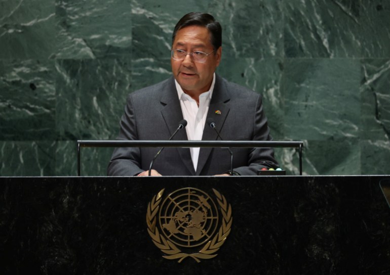 Il presidente Luis Arce si trova sul podio dell'Assemblea generale delle Nazioni Unite, decorato con il logo delle Nazioni Unite.