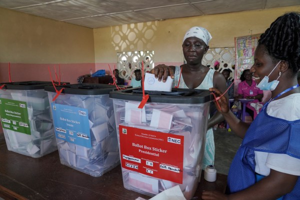 Либерийците ще гласуват във вторник в балотаж на избори между