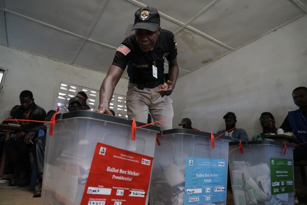 Либерийците се отправят към урните за да гласуват в тесен