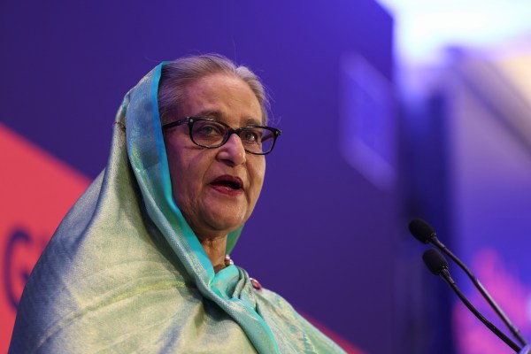 Премиерът на Бангладеш предложи строг отговор на стачкуващите шивашки работници