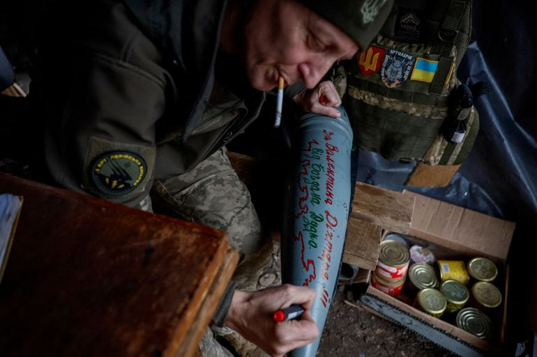 Il comandante di un'unità di artiglieria delle forze armate ucraine Oleksandr, 45 anni, scrive il nome del fratello d'armi ucciso in azione sul lato di un obice di una posizione vicino alla linea del fronte, durante l'attacco della Russia all'Ucraina, in una località sconosciuta nella regione di Donetsk, Ucraina, 4 novembre 2023. REUTERS/Alina Smutko IMMAGINI TPX DEL GIORNO