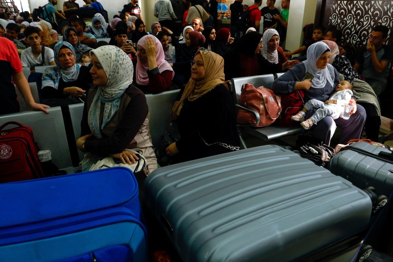 “Hemos visto la muerte”: ciudadanos egipcios que intentan salir de Gaza atrapados en Rafah |  Noticias del conflicto palestino-israelí
