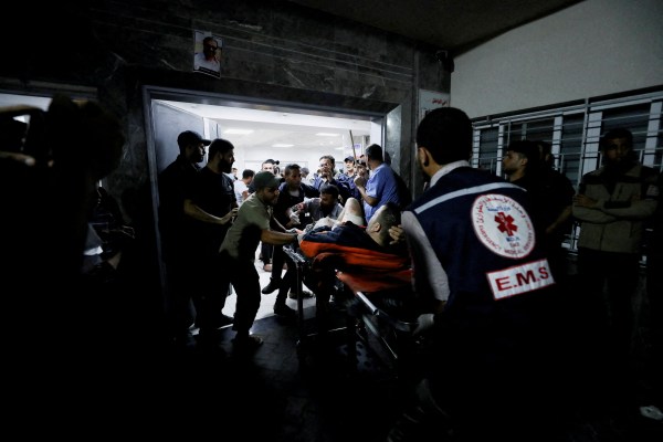 Военните самолети и танковете на Израел кръжат около болниците в